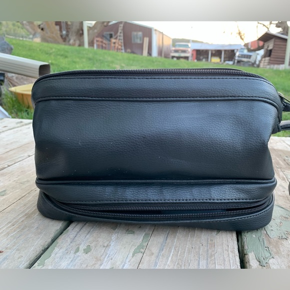 •DOPP(TM) Kit•Black Leather or Really Nice Faux•2-Zip Compartments•Like New! - Picture 6 of 7